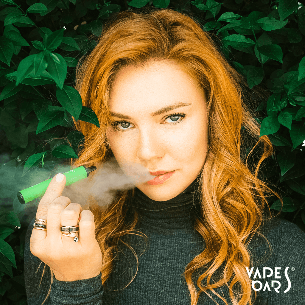 عارضة الأزياء النسائية تحمل قضبان السجائر الإلكترونية Ghost 800 Vape