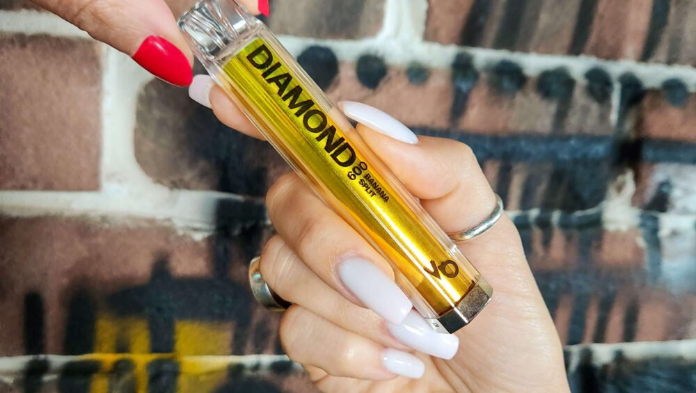 نموذج يدوي يحمل قضبان الـVapes Diamon 600 Vape