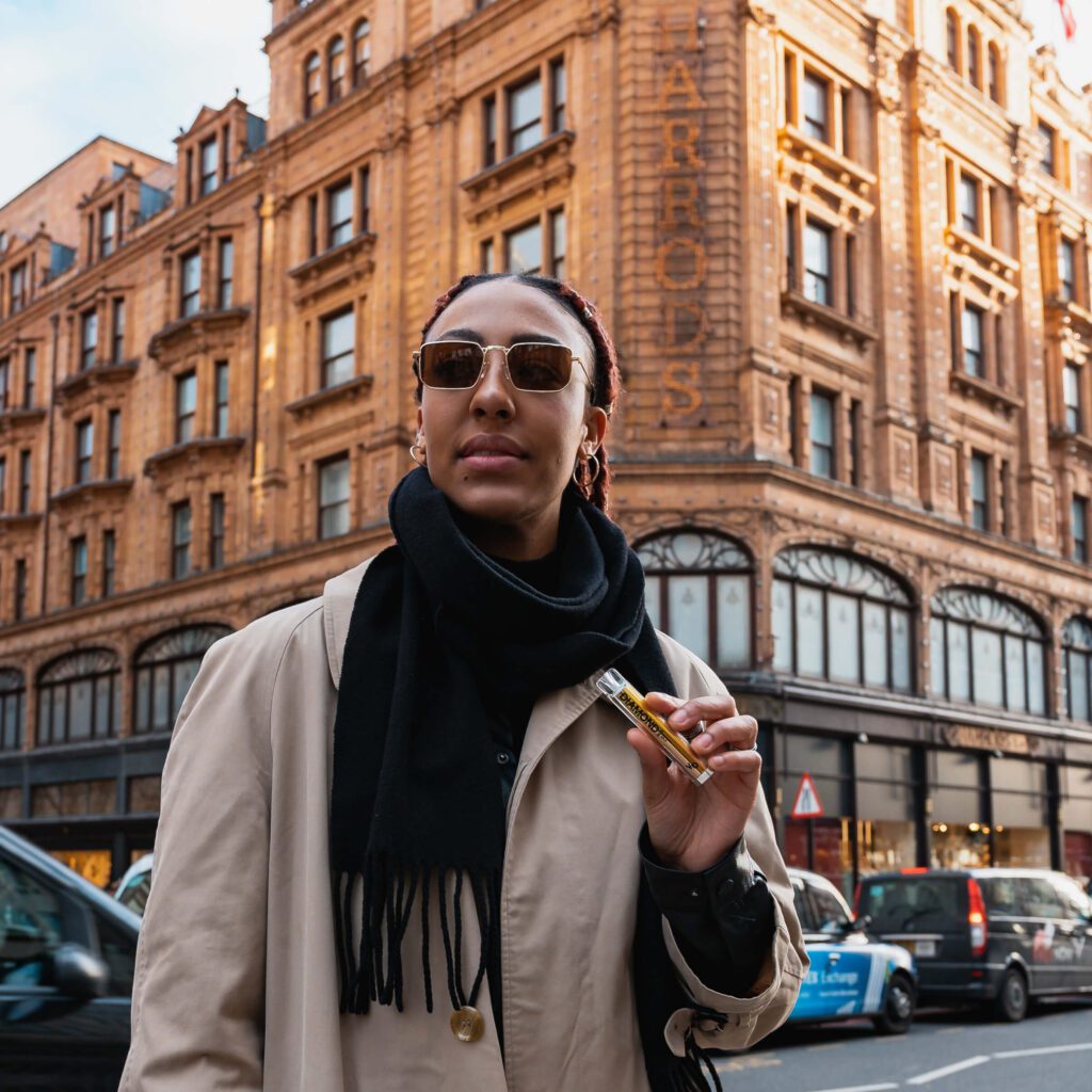 Modèle féminin tenant des barres de vapes Diamond 600 Vape