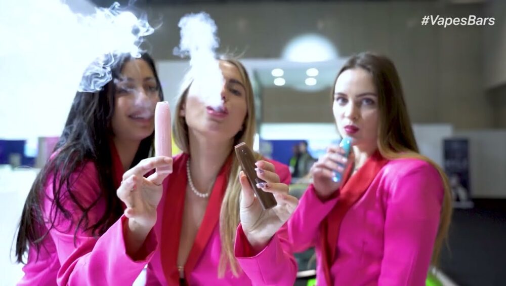 Modelki wystawiennicze trzymające Vapes Bars Angel 600 na wystawie