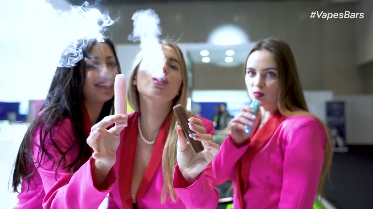 Modelki wystawiennicze trzymające Vapes Bars Angel 600 na wystawie