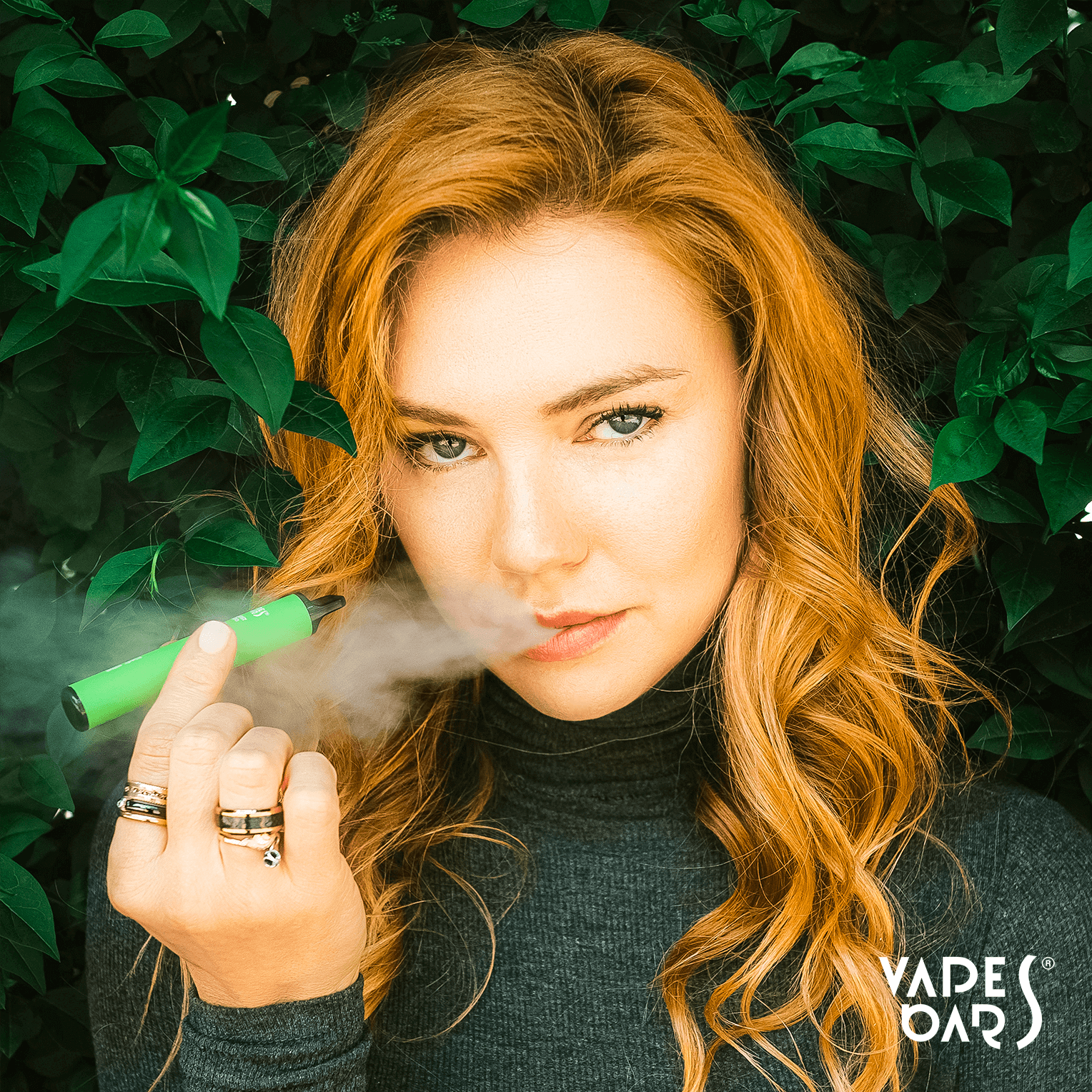 Modelka trzymająca vapora Vapes Bars Ghost 800